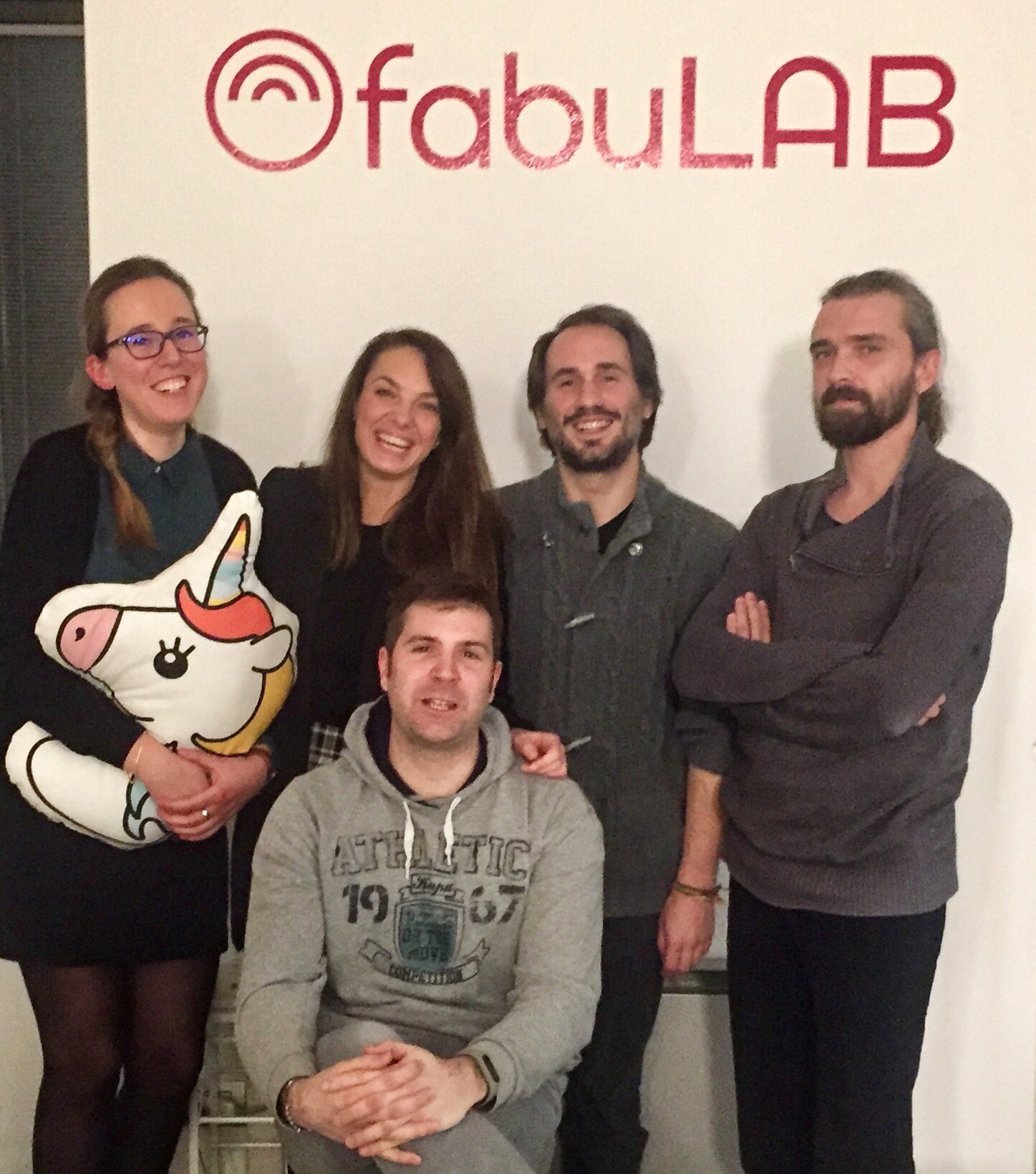 Foto di gruppo del team FabuLAB in studio